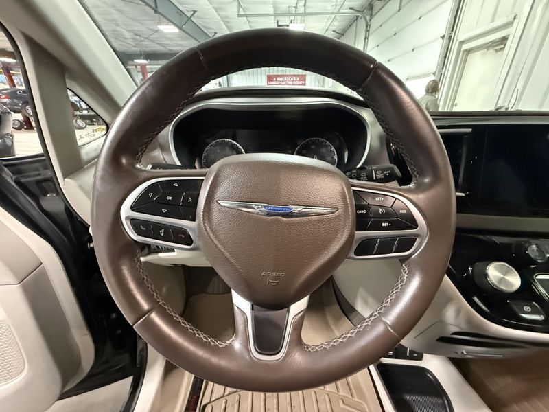 Used 2018 Chrysler Pacifica Touring LImage 23