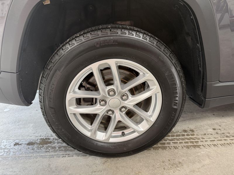 Used 2025 Jeep Grand Cherokee L LaredoImage 8