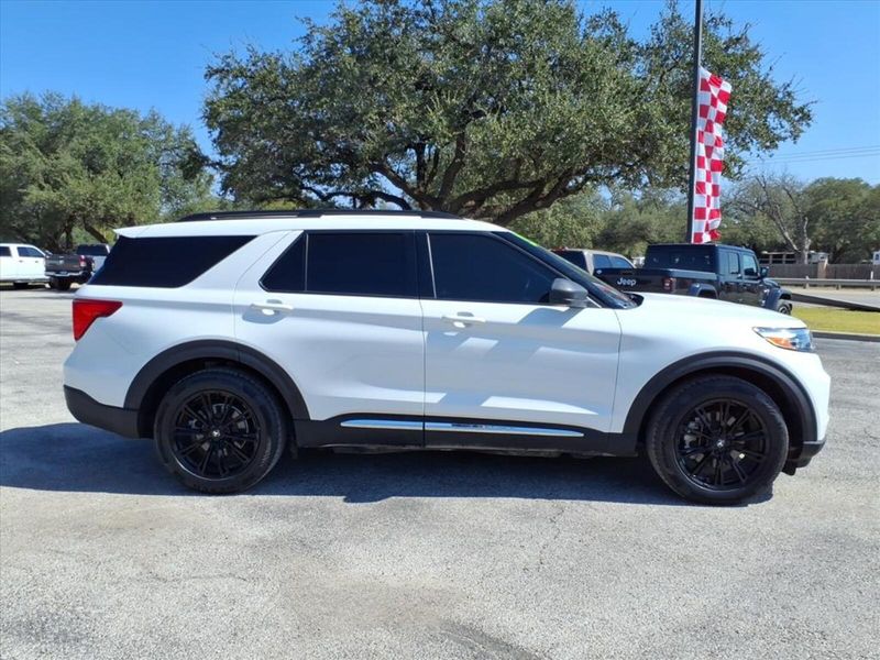 2022 Ford Explorer XLT photo 2