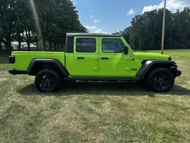 2021 Jeep Gladiator Sport photo 2