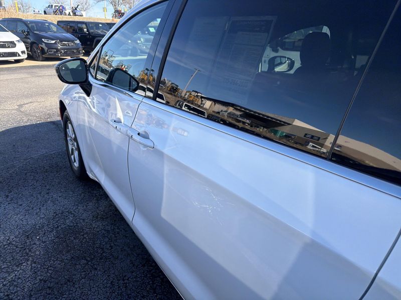 Used 2025 Chrysler Pacifica SelectImage 9