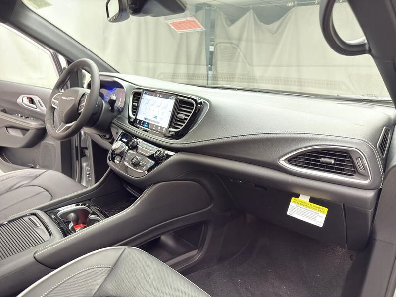 New 2026 Chrysler Pacifica Limited AwdImage 14