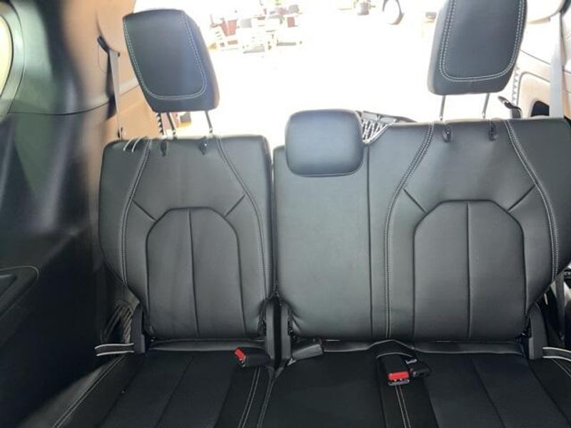 2025 Chrysler Pacifica SelectImage 12