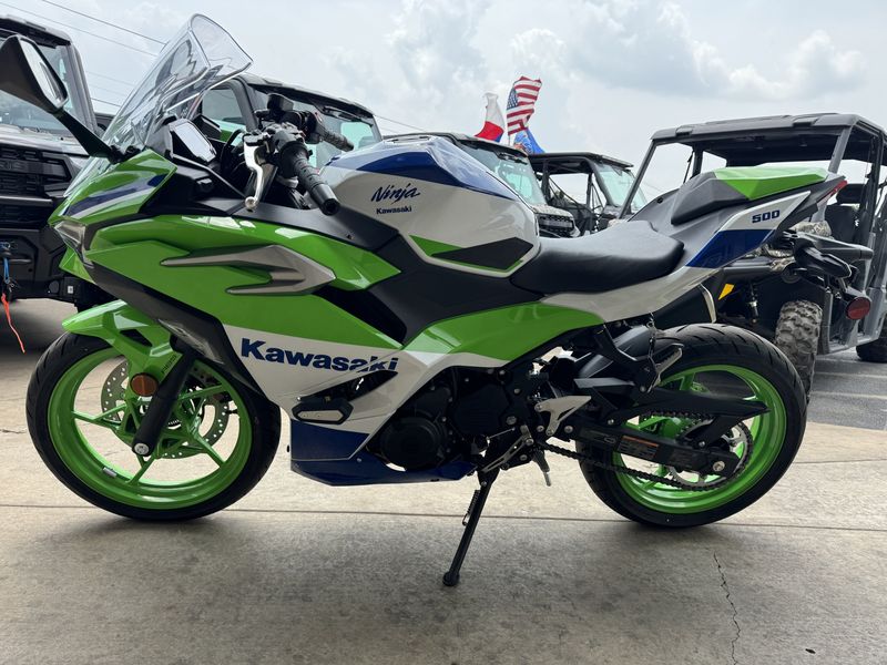 2024 Kawasaki NINJA 500 SE 40TH ANNIVERSARY EDITION LIME GREEN AND PEARL CRYSTAL WHITE AND BLUEImage 4