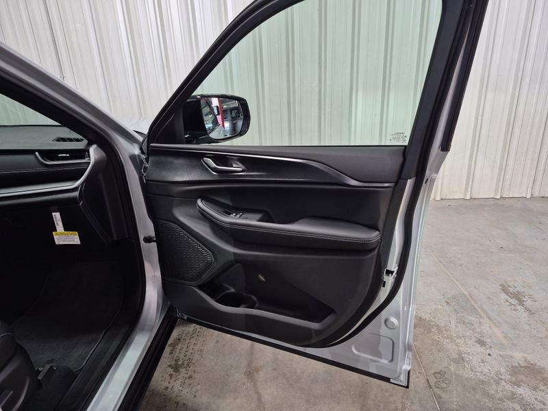 New 2025 Jeep Grand Cherokee L Altitude X 4x4Image 11