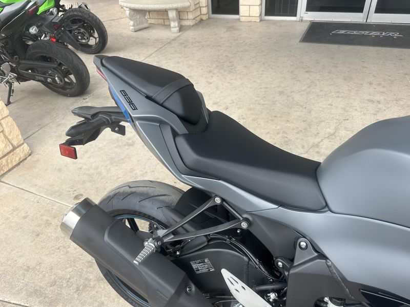 2025 Kawasaki NINJA ZX6R ABS METALLIC MATTE DARK GRAY AND EBONYImage 10