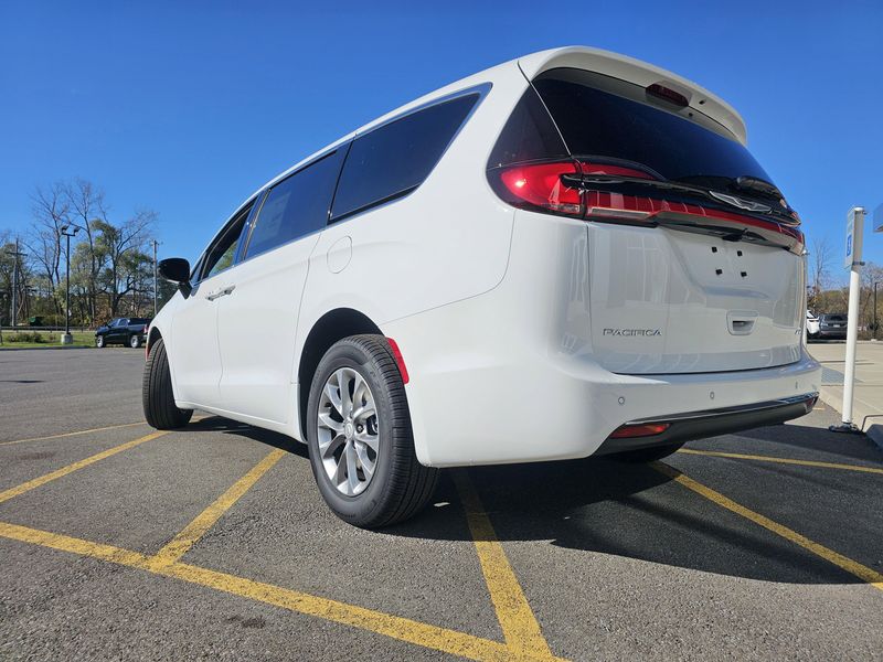 New 2026 Chrysler Pacifica Select AwdImage 4