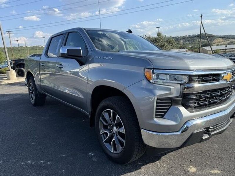 2023 Chevrolet Silverado 1500 LT photo 4