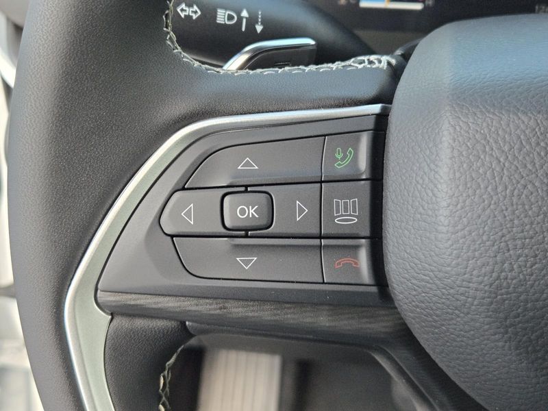 New 2026 Jeep Grand Cherokee Laredo 4x2