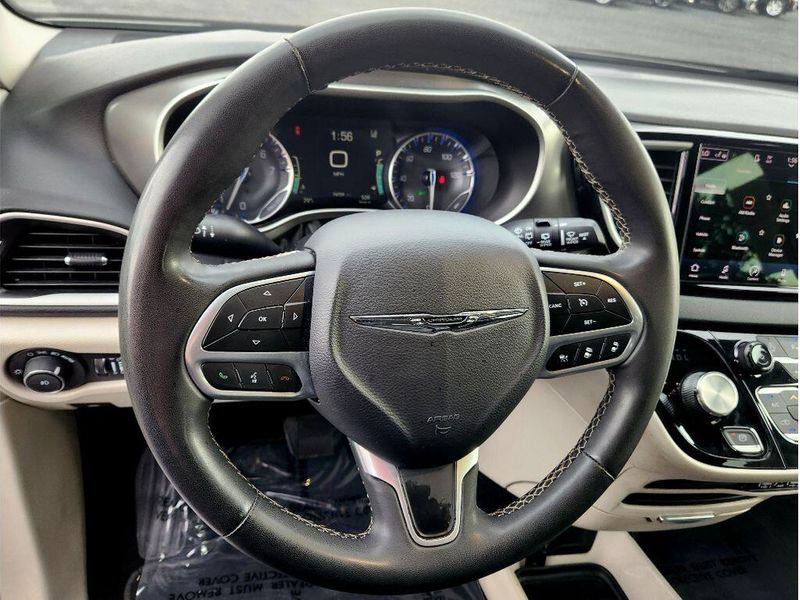 Used 2023 Chrysler Pacifica Touring L