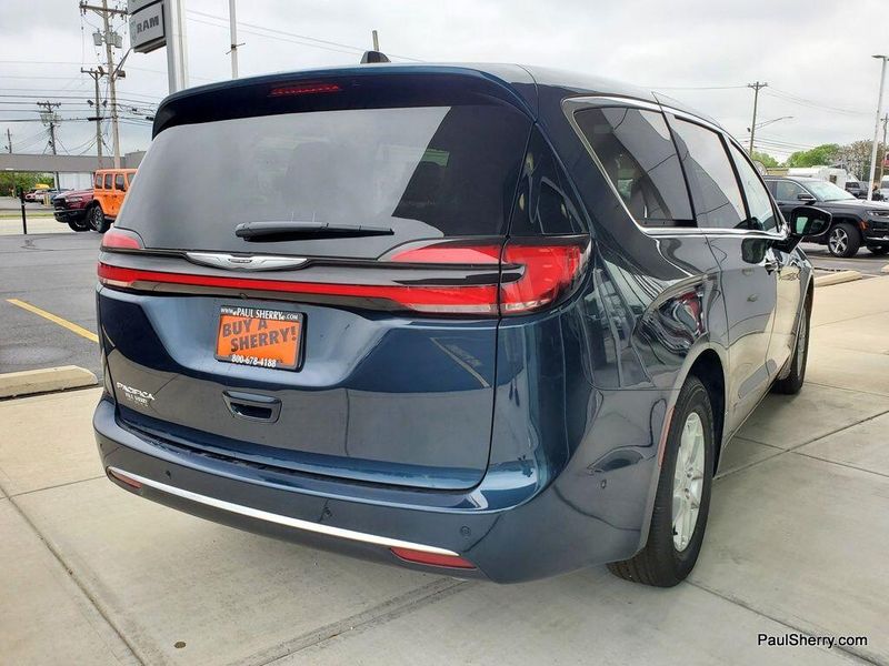 2025 Chrysler Pacifica SelectImage 15