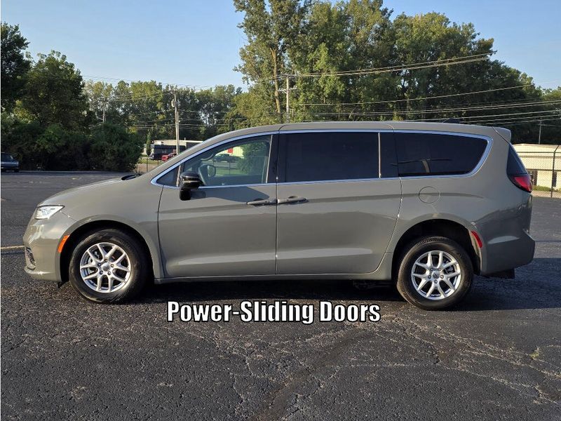 Used 2025 Chrysler Pacifica Select
