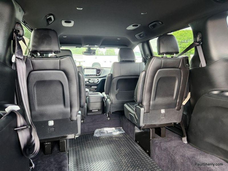 New 2025 Chrysler Voyager LXImage 33