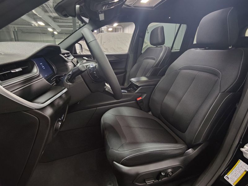 Used 2024 Jeep Grand Cherokee Laredo X Lux Tech V6 4x4Image 4