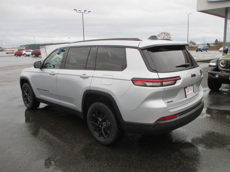 Used 2024 Jeep Grand Cherokee L AltitudeImage 12