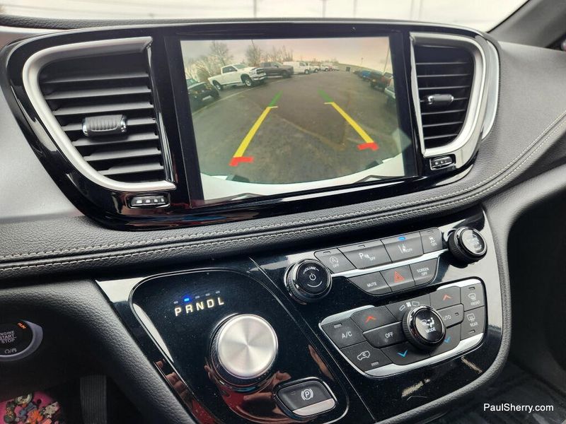 Used 2024 Chrysler Pacifica Touring