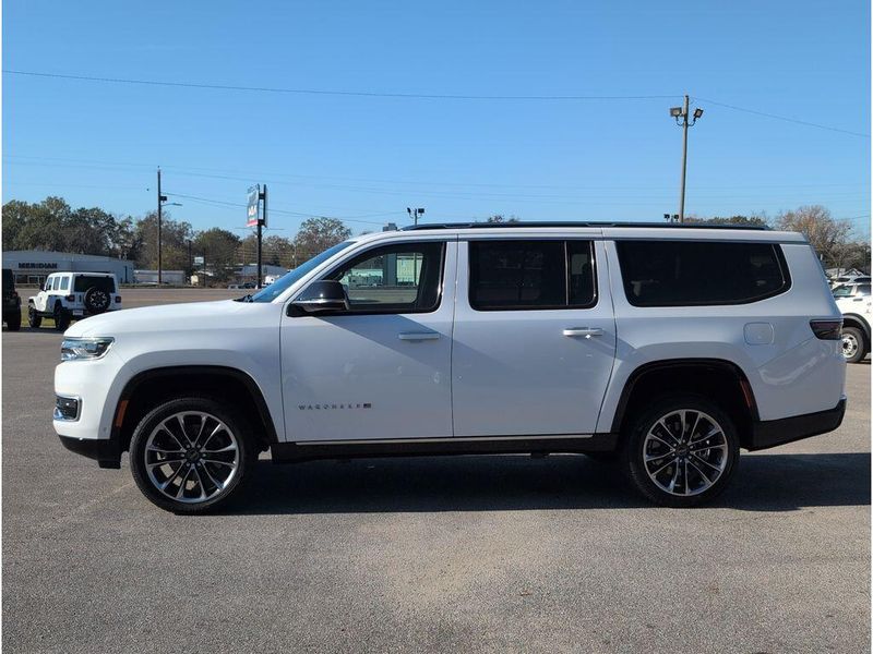 2023 Jeep Wagoneer L Series IIIImage 2