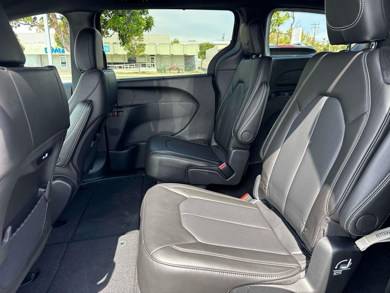 New 2027 Chrysler Pacifica Select Awd