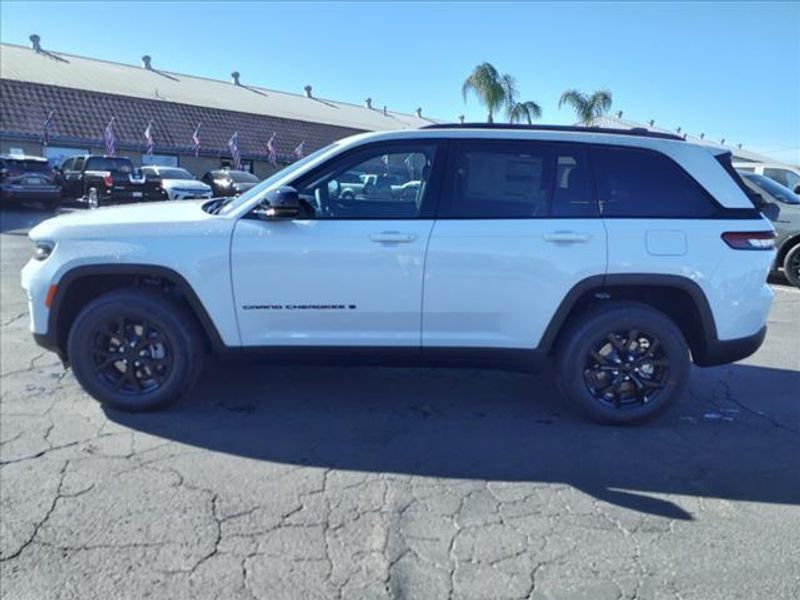 2025 Jeep Grand Cherokee Altitude XImage 3