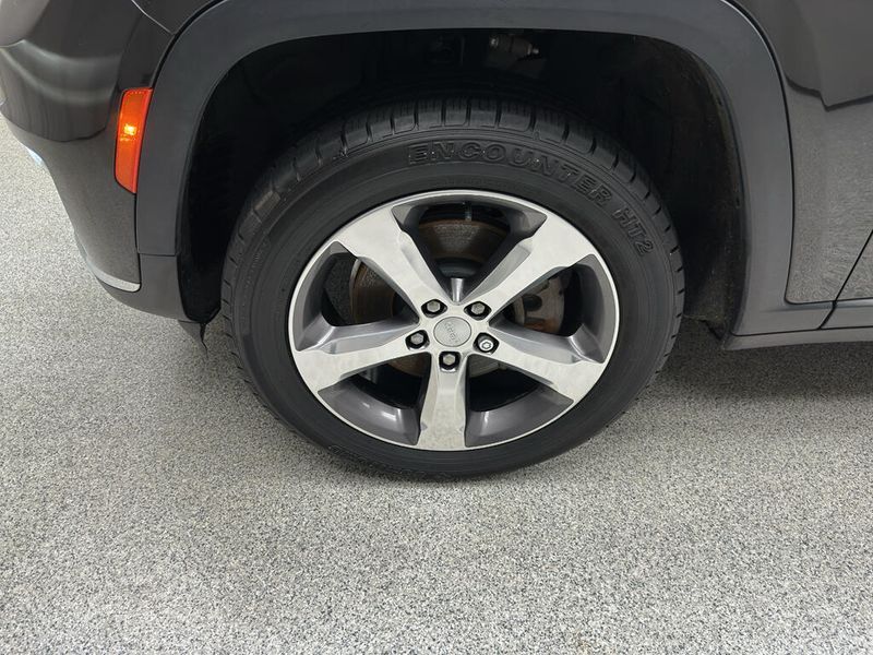 Used 2022 Jeep Grand Cherokee L LimitedImage 2