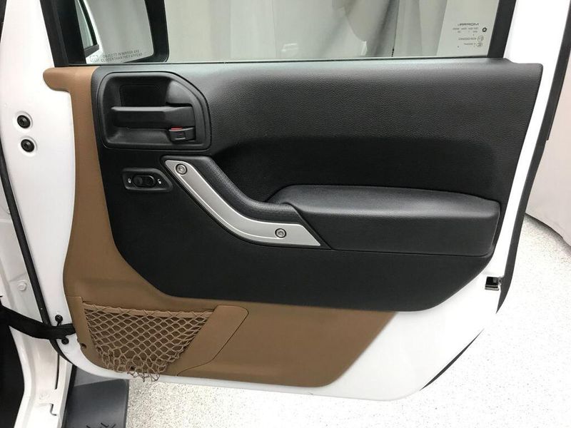 Used 2018 Jeep Wrangler JK Unlimited SaharaImage 15