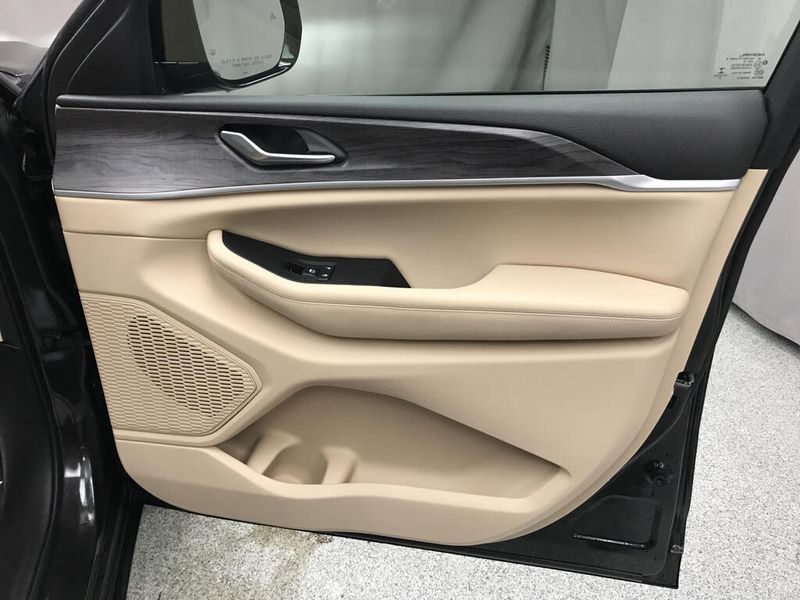 Used 2023 Jeep Grand Cherokee L LimitedImage 16