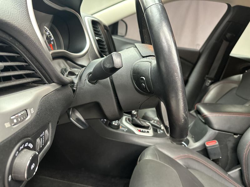 Used 2018 Jeep Cherokee TrailhawkImage 11