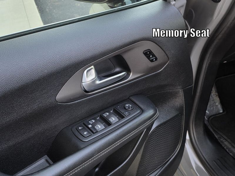 Used 2025 Chrysler Pacifica Select