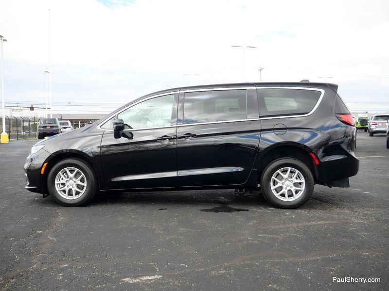 Used 2025 Chrysler Pacifica Select