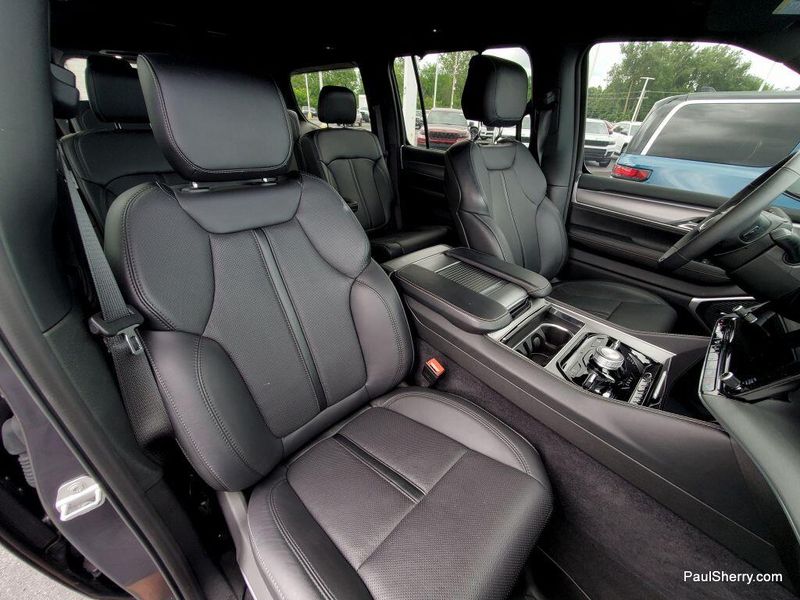 2024 Jeep Wagoneer Series II CarbideImage 2