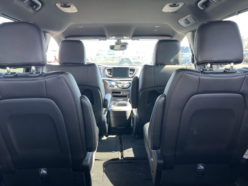 New 2026 Chrysler Pacifica SelectImage 16