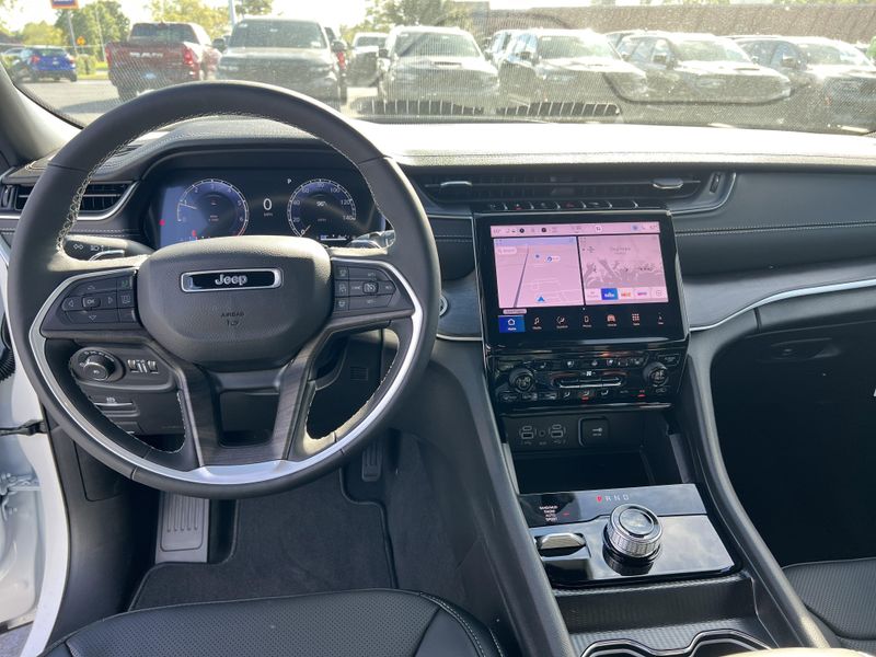 New 2025 Jeep Grand Cherokee Limited 4x4Image 18