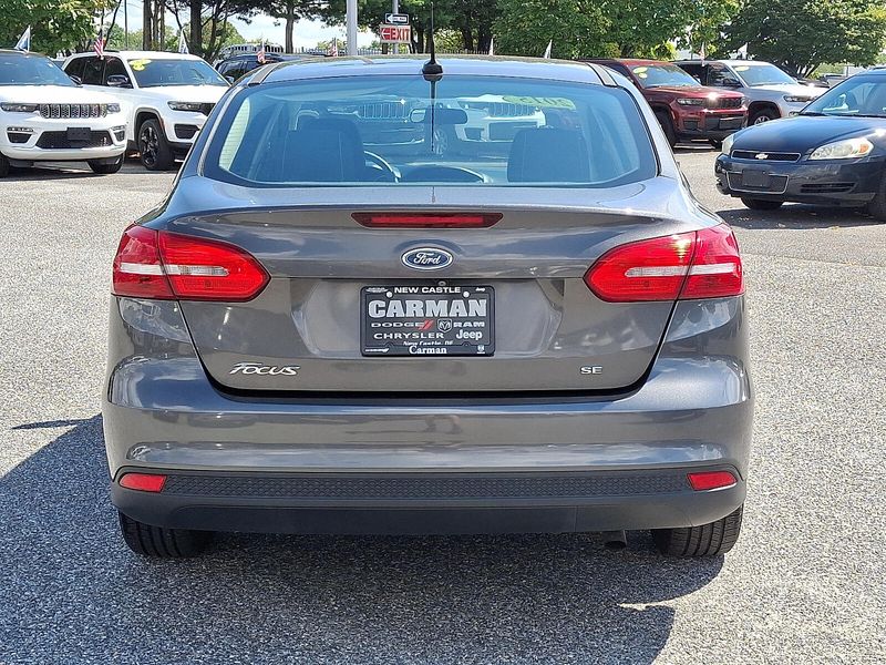 2015 Ford Focus SE photo 2