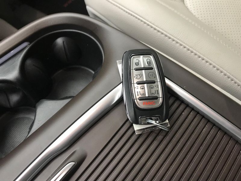 Used 2021 Chrysler Pacifica Touring LImage 9