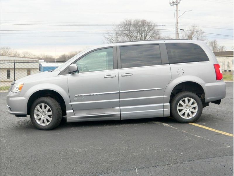 2014 Chrysler Town & Country TouringImage 10