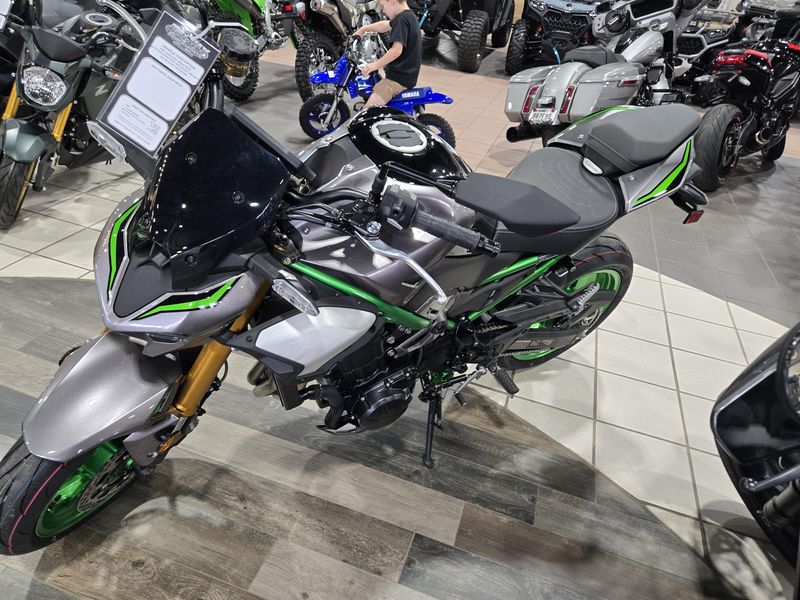 New 2025 Kawasaki Z900 SE ABS METALLIC MATTE GRAPHITE GRAY AND EBONY AND METALLIC GRAPHITE GRAY Image 3