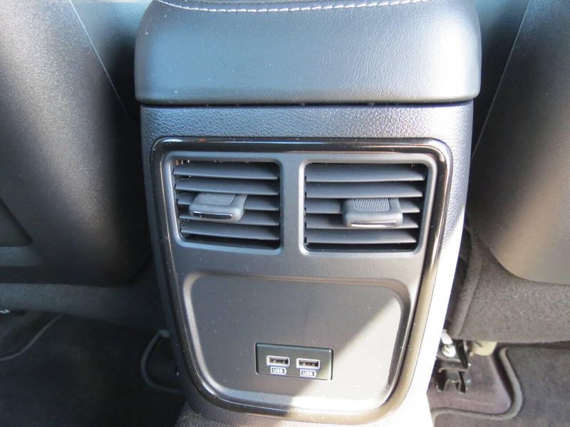 Used 2018 Chrysler 300 S AWD 4dr SedanImage 10