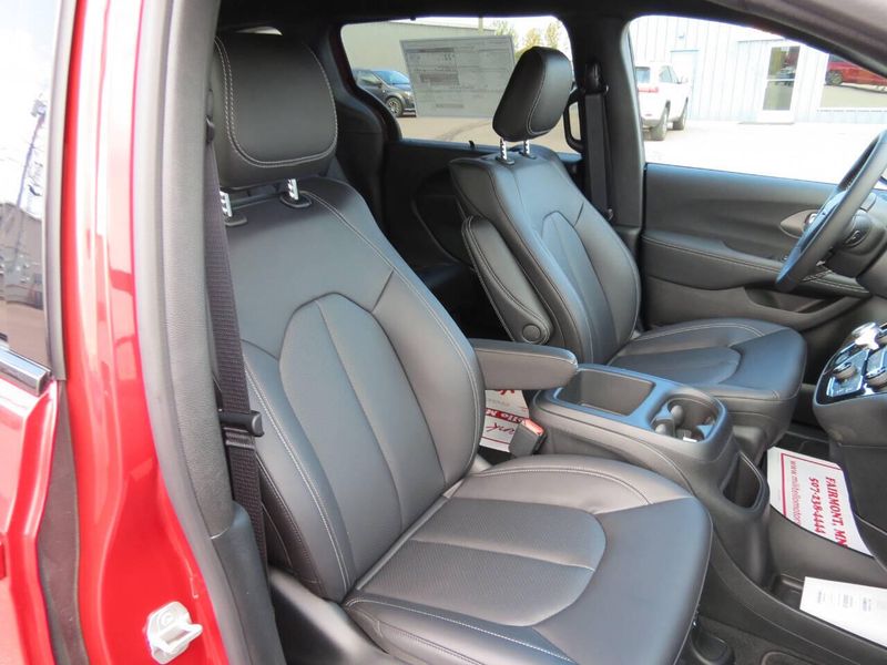 New 2026 Chrysler Pacifica SelectImage 37