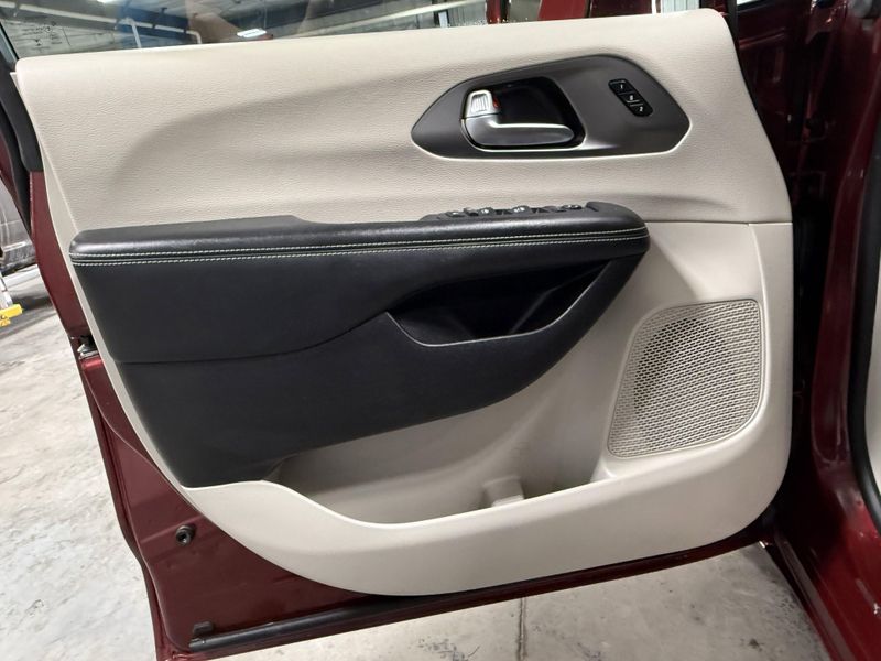 Used 2022 Chrysler Pacifica Touring LImage 19