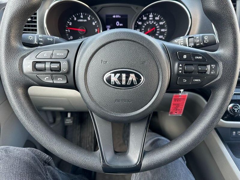 2020 Kia Sedona LXImage 3