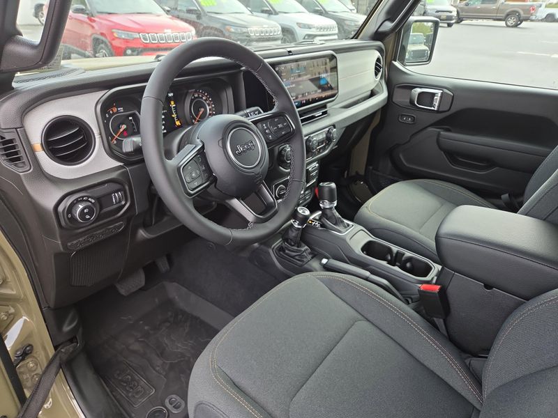 2025 Jeep Gladiator Willys photo 9