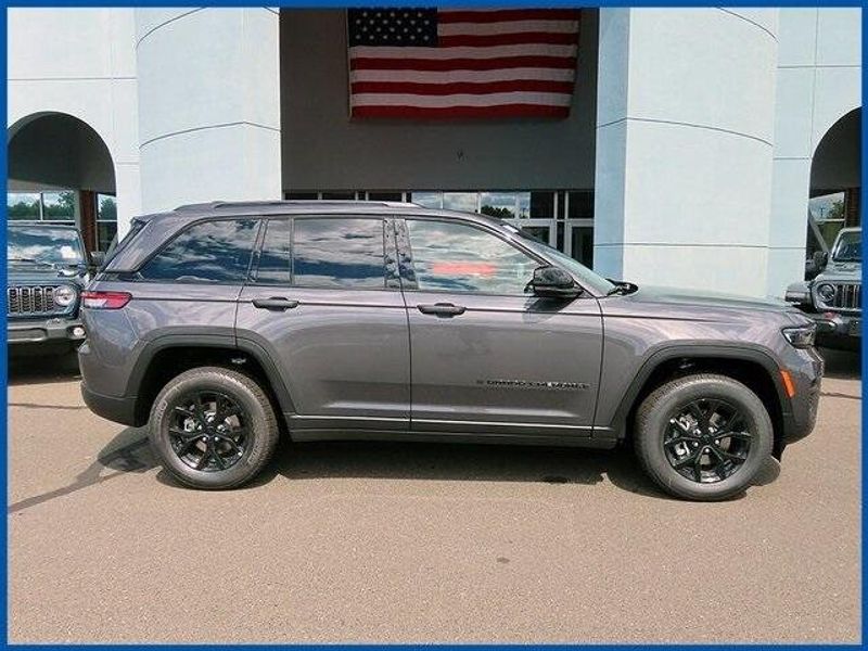 New 2025 Jeep Grand Cherokee Image 2