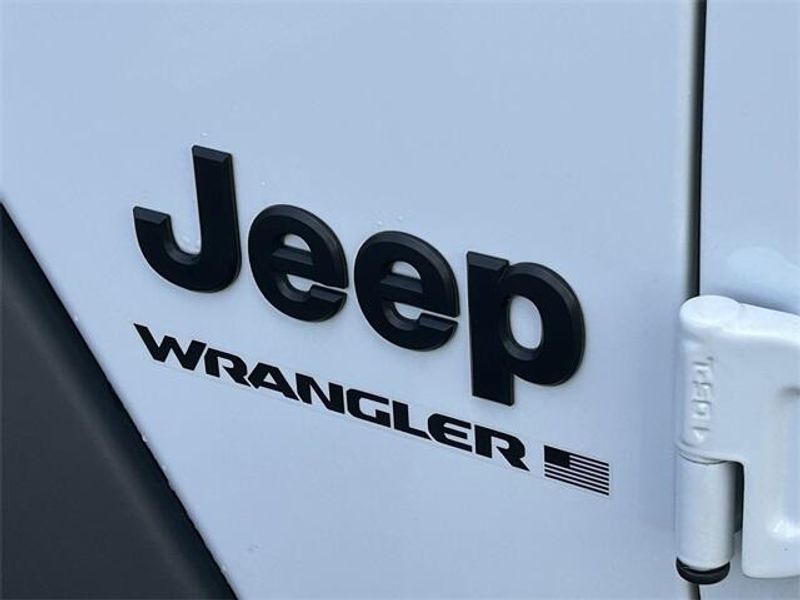 2025 Jeep Wrangler photo 3