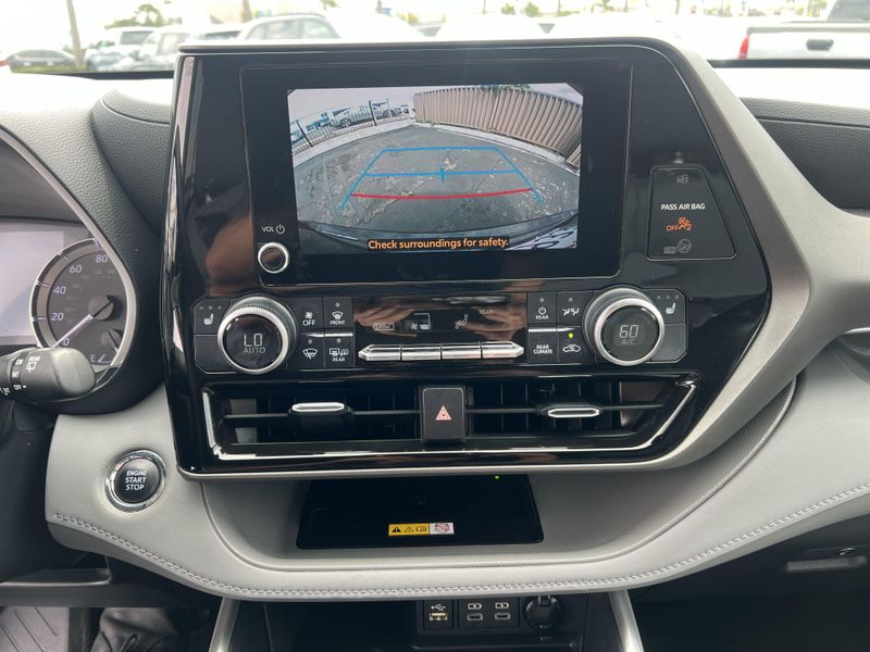Used 2023 Toyota Highlander LImage 16