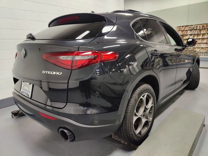 2022 Alfa Romeo Stelvio AWD Sport Pkg w/Sunroof & NavImage 11