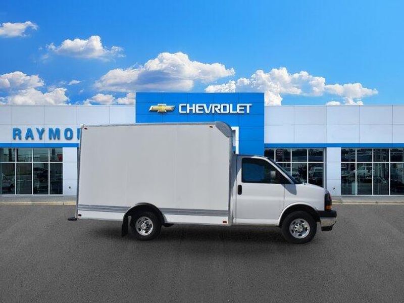 New 2026 Chevrolet Express 3500 Work VanImage 2