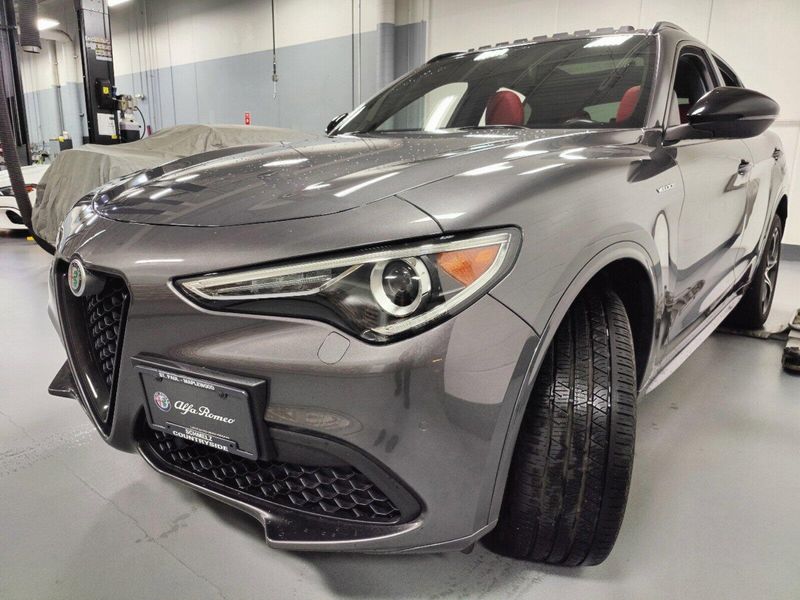 2022 Alfa Romeo Stelvio Veloce AWD w/Sunroof & NavImage 12