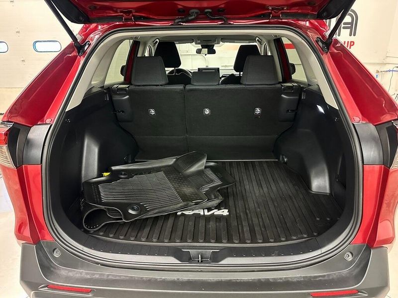 2022 Toyota RAV4 LE photo 9