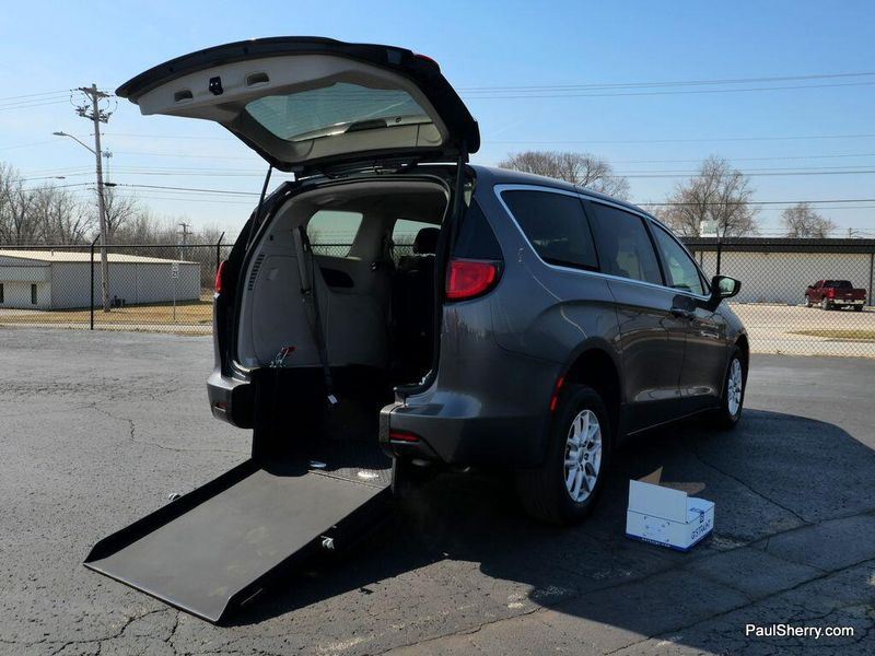 2022 Chrysler Voyager LXImage 13