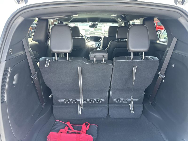 New 2025 Chrysler Pacifica SelectImage 11